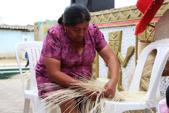 Representantes del PNUD y autoridades locales entregaron materiales a seis asociaciones de artesanas de Catacaos para que, a través de su trabajo, puedan obtener recursos. (Foto: Ralph Zapata)