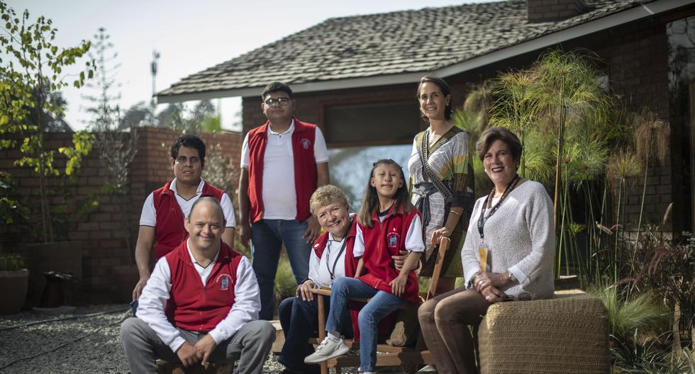 El Comité de Apoyo al CASP lleva más de 23 años sumando esfuerzos para que más alumnos con habilidades diferentes accedan a educación de calidad. En la foto, la Dra. Liliana Mayo, Miki Miró Quesada y Gabriela Fariña junto a alumnos del CASP. (Foto: Elias Alfageme)