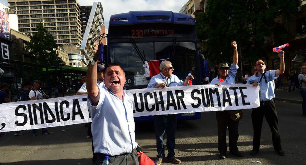 Demonstrators block a street in Santiago, on October 25, 2019, a week after violence protests started. Demonstrations against a hike in metro ticket prices in Chile's capital exploded into violence on October 18, unleashing widening protests over living costs and social inequality. / AFP / Martin BERNETTI