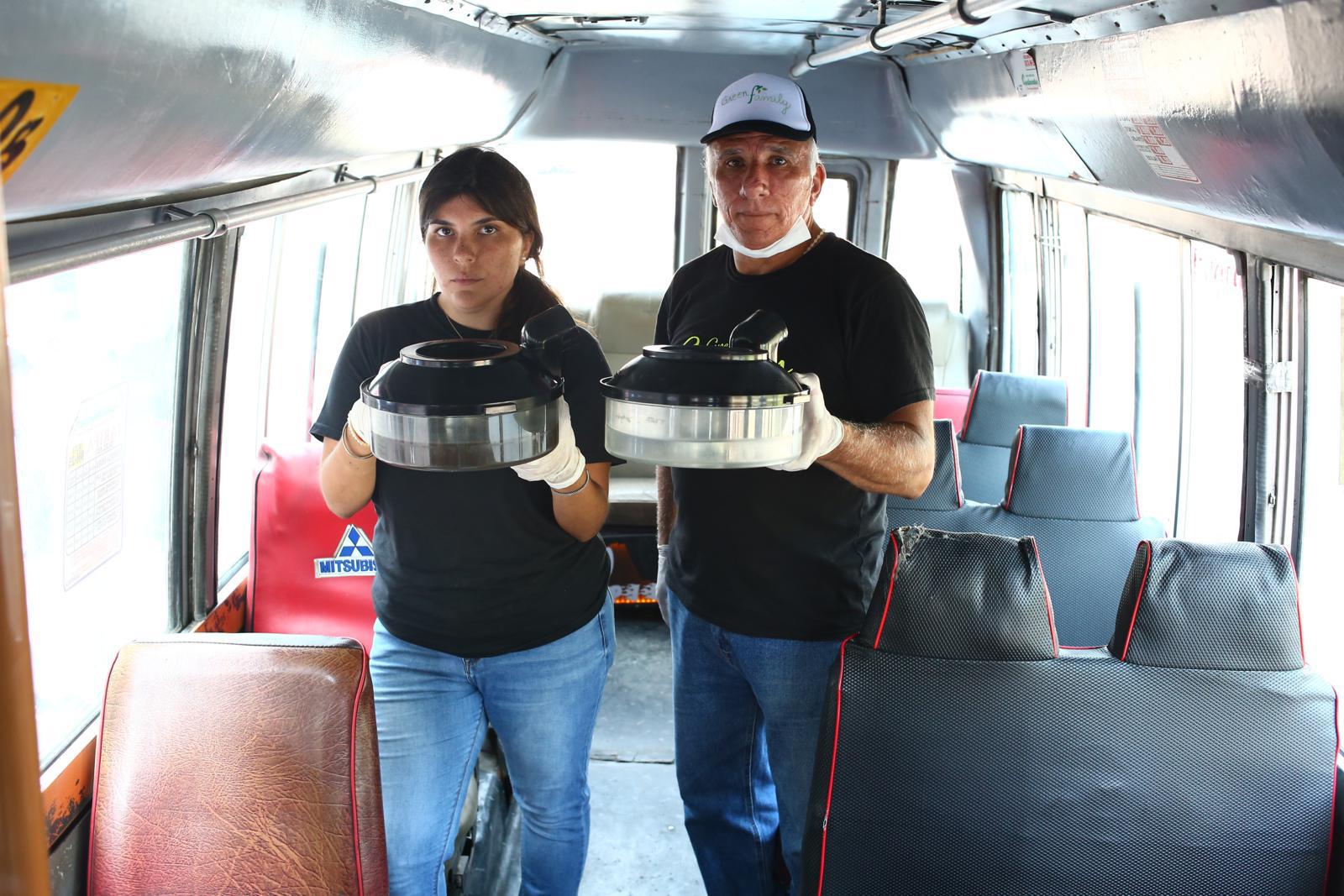 Con un sistema hidrodinámico de desinfección, la empresa Green Family demostró cuánta suciedad puede acumular un asiento. A la derecha está el agua antes del proceso, y a la izquierda el resultado tras el experimento. (Foto: Hugo Curotto)