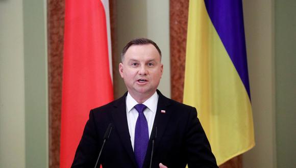 En esta foto de archivo tomada el 12 de octubre de 2020, el presidente de Polonia, Andrzej Duda, realiza una sesión informativa conjunta con su homólogo ucraniano como parte de su reunión en Kiev. - El mandatario dio positivo a coronavirus, dijo un asistente el 24 de octubre de 2020. (Foto de VALENTYN OGIRENKO / POOL / AFP).