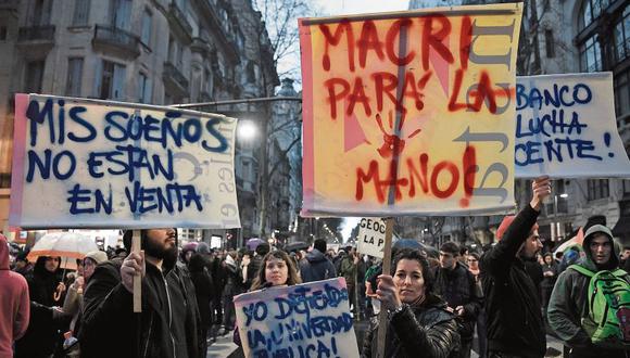 Entre julio y agosto de este año se sucedieron las protestas más fuertes contra la política económica de Mauricio Macri, que aún tiene un 30% de núcleo duro que lo apoya. (Foto: AFP)