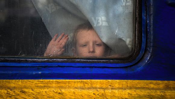 Imagen de archivo | Un niño mira a través de la ventana de un tren de evacuación en Pokrovsk, en la región de Donetsk, el 30 de noviembre de 2022, en medio de la invasión rusa de Ucrania. (Foto de ANATOLII STEPANOV / AFP)