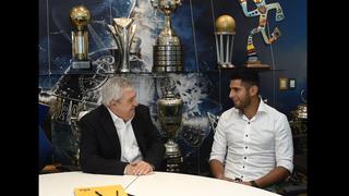 Carlos Zambrano firmó contrato en el salón de trofeos de Boca Juniors donde destaca la Copa Intercontinental | FOTOS