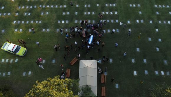 Frente a la tumba, al lado de la de sus padres, amigos y familiares estallaron en aplausos. (Foto: AFP)