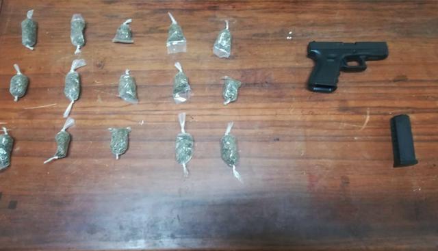 Entre sus pertenencias, la policía encontró la pistola y varias bolsitas con, presuntamente, marihuana. (Foto: Difusión PNP)&nbsp;