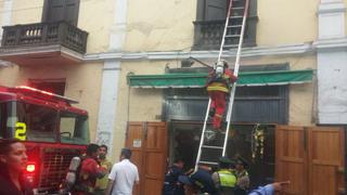 Cercado de Lima: incendio afectó tienda cerca de Mesa Redonda