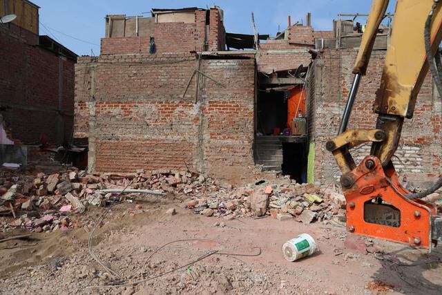 Dos casas han sido completamente derrumbadas, al haber sido declaradas inhabitables. Según Indeci, otras cuatro requieren que se refuercen sus estructuras y se hará mantenimiento a 18 más (Foto: Alessandro Currarino/El Comercio).
