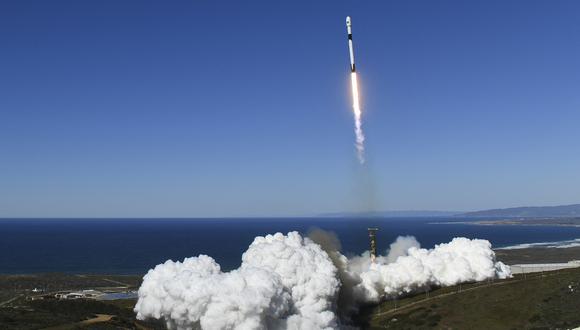Un cohete Falcon 9 de SpaceX se lanza desde la plataforma de lanzamiento SLC-4E en la Base de la Fuerza Espacial de EE.UU. (Foto de Patrick T. FALLON / AFP)