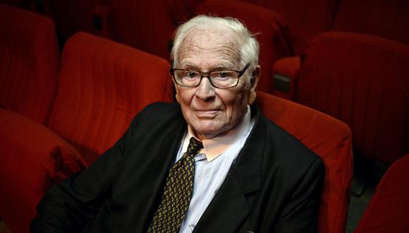 En esta foto del 16 de octubre del 2014, el diseñador de modas francés Pierre Cardin. Alabado por sus creaciones, pero también por llevar las piezas con más estilo a las masas, falleció el 29 de octubre a los 98 años. Foto: Stephane De Sakutin para AFP.