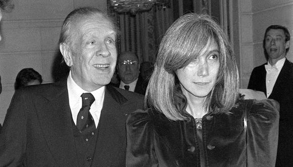 En la foto, Jorge Luis Borges y su esposa Maria Kodama llegan al Elysée Palace de París antes de una condecoración por el presidente francés, en 1983. Tres años después, el autor argentino fallecería.