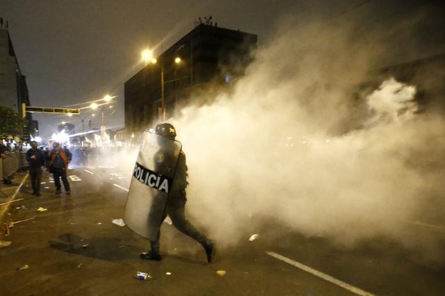 Policías lanzaron bombas lacrimógenas para restablecer el orden en la avenida Abancay. (Foto: GEC)