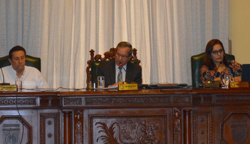 El alcalde de Miraflores, Luis Molina, acompañado del teniente alcalde Martín Bustamante y la secretaria general Patricia Juárez. (Difusión)