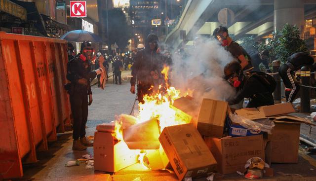 Hong Kong vive desde hace meses una ola de protestas prodemocracia, en muchos casos violentas, que han lastrado la reputación del territorio como centro financiero internacional. (Foto: EFE)