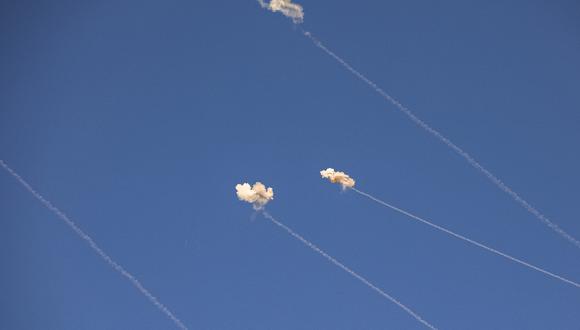Cohetes disparados desde el sur del Líbano son interceptados sobre una posición al otro lado de la frontera cerca del Kibbutz Dan, en el norte de Israel, el 7 de noviembre de 2023. (Foto de Jalaa MAREY / AFP).