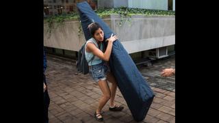 ¿Por qué esta universitaria carga todos los días su colchón?