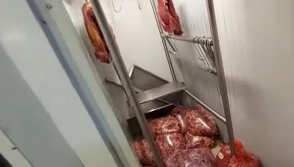 Carne de equino fue hallada en el suelo y dentro de bolsas. (Foto: captura | ATV)