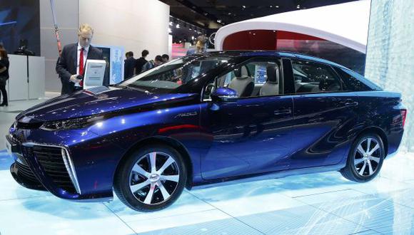 Toyota lanza un auto Mirai que funciona con hidrógeno
