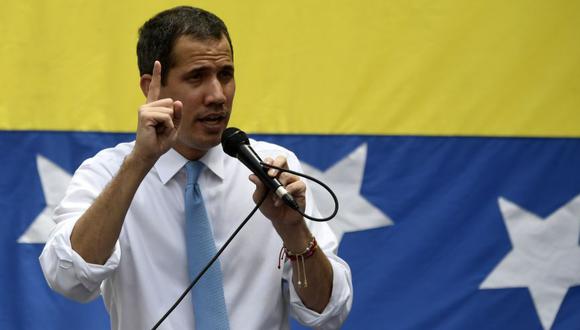 Juan Guaidó se refirió a la detención este jueves en Caracas de dos de sus colaboradores, coincidiendo con su citación a la Fiscalía por “intento de golpe de Estado” y “magnicidio” contra el presidente Nicolás Maduro. (Foto: Federico Parra / AFP)