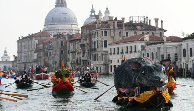 Máscaras sí, mascarillas no: el regreso del carnaval de Venecia sin tantas  restricciones