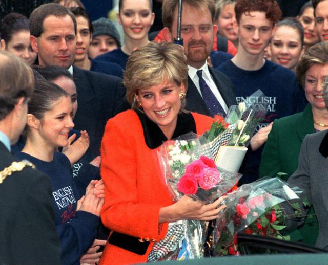 En esta fotografía del 6 de diciembre de 1995 Diana, la princesa de Gales, sonríe tras recibir un ramo de flores de admiradores al salir de la ceremonia inaugural de la escuela del Ballet Nacional de Inglaterra. (Foto AP/Jacqueline Arzt, archivo).