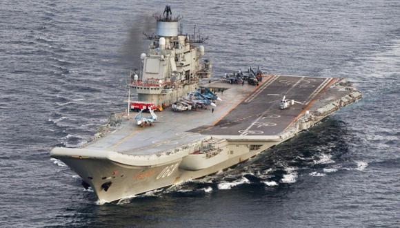 El portaaviones Almirante Kuznetsov de Rusia cruza el Canal de la Mancha en camino a Siria. (Foto: Reuters)