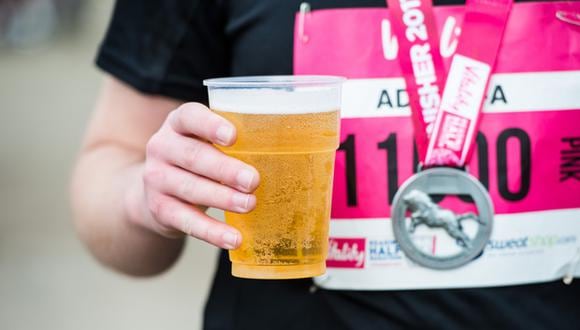 Si piensas celebrar con cerveza que has acabado una carrera, recuerda que esta no debe exceder el 3% de grado de alcochol para que no afecte tu organismo.