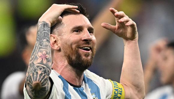 El delantero argentino Lionel Messi celebra después de clasificar a la siguiente del Mundial Qatar 2022 tras el triunfo de Argentina sobre Australia 2-1. (MANAN VATSYAYANA / AFP).