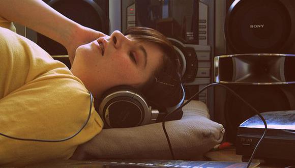OMS: música alta causaría daños auditivos a millones de jóvenes