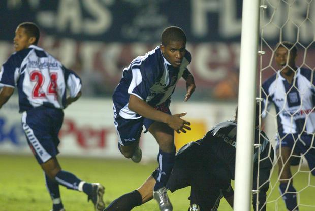 Jefferson Farfán celebrating his goal against Sporting Cristal in the 2003 final, which gave Alianza Lima the national title.  (Photo: Rolly Reyna / El Comercio Archive)