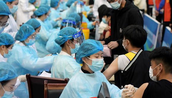Personal médico inocula a estudiantes con la vacuna contra el coronavirus en la Universidad de Qingdao, provincia de Shandong. (Foto: China Daily vía Reuters).