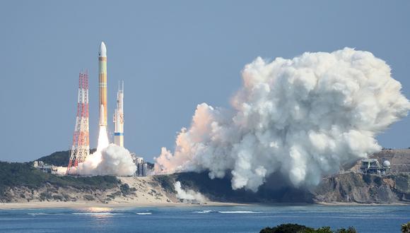 El cohete "H3" de próxima generación de Japón, que transporta el satélite óptico avanzado "Daichi 3", sale de la plataforma de lanzamiento en el Centro Espacial Tanegashima en Kagoshima, suroeste de Japón, el 7 de marzo de 2023. (Foto de JIJI Press / AFP)