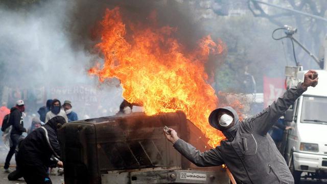 Estas son algunas imágenes de las violentas manifestaciones afuera del Congreso de Argentina. (Reuters)