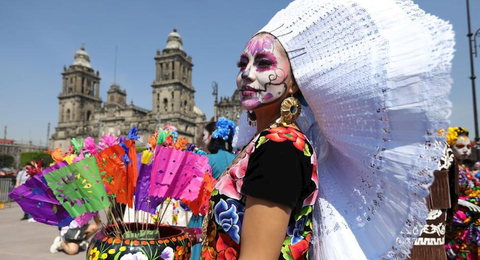 El desfile del Día de Muertos vuelve a la Ciudad de México, tras un año de obligado descanso por la pandemia con más de 1.000 participantes, 10 carros alegóricos, cuatro estrellas musicales, 350 bailares y acróbatas. (EFE/Mario Guzmán).
