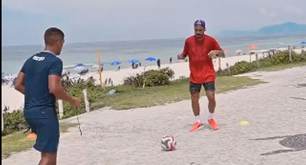 He gets ready: Paolo Guerrero trains on the beach with a physical trainer from Vallejo | VIDEO