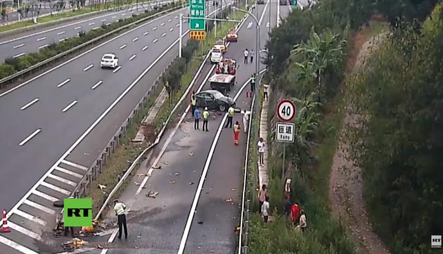 Conductor sufre brutal accidente tras quedarse dormido al volante en autopista de China. (Foto: YouTube|RT en Español)