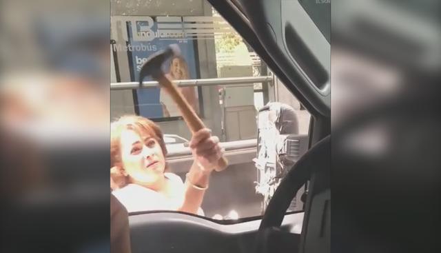 Chocan el auto de 'Lady martillo' y se venga violentamente. (YouTube | El México que Queremos)