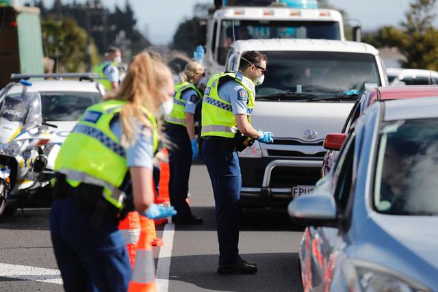 La policía vigila un bloqueo de carretera en las afueras de Auckland cuando la ciudad más grande de Nueva Zelanda se trasladó al nivel de alerta 3 de coronavirus, el miércoles 12 de agosto de 2020. (Dean Purcell/New Zealand Herald/AP).