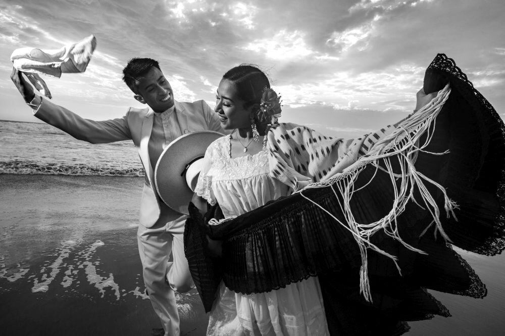 EL FUTURO. Mariela Puma y Carlos Vega, alumnos de la academia Moche. El último, de 21 años, ha ganado más de 70 títulos, entre ellos campeón de campeones en el concurso Todas las Sangres. “La marinera mochera luce el esquema tradicional pero está cargada de requiebros, venias y reverencias”.