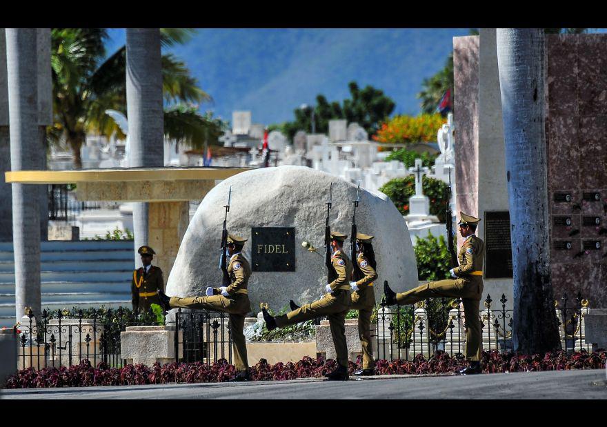 Así fue enterrado Fidel Castro en Santiago de Cuba [FOTOS] - 7