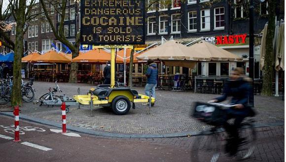 En varios lugares de Ámsterdam advierten a los visitantes sobre los peligros de la venta ilícita de droga. (Foto: AFP)