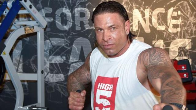WWE: ex compañero de Claudio Pizarro debuta en la lucha libre - 2