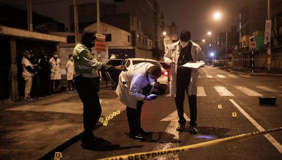 Agentes de la Policía llegaron al lugar para recoger los casquillos de las balas y la versión de los testigos. (Foto: Joel Alonzo)