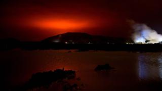 La impactante erupción volcánica que ilumina el cielo cerca de la capital de Islandia | FOTOS