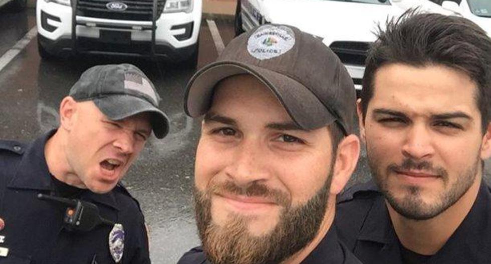 Los oficiales Nordman, Hamill y Rengering causaron revuelo con esta foto.  (Foto: Facebook/Gainesville Police Department)