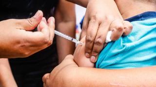 Vacunación de menores de 5 a 11 años: dosis contra el COVID-19 pueden colocarse en simultáneo con la de papiloma e influenza