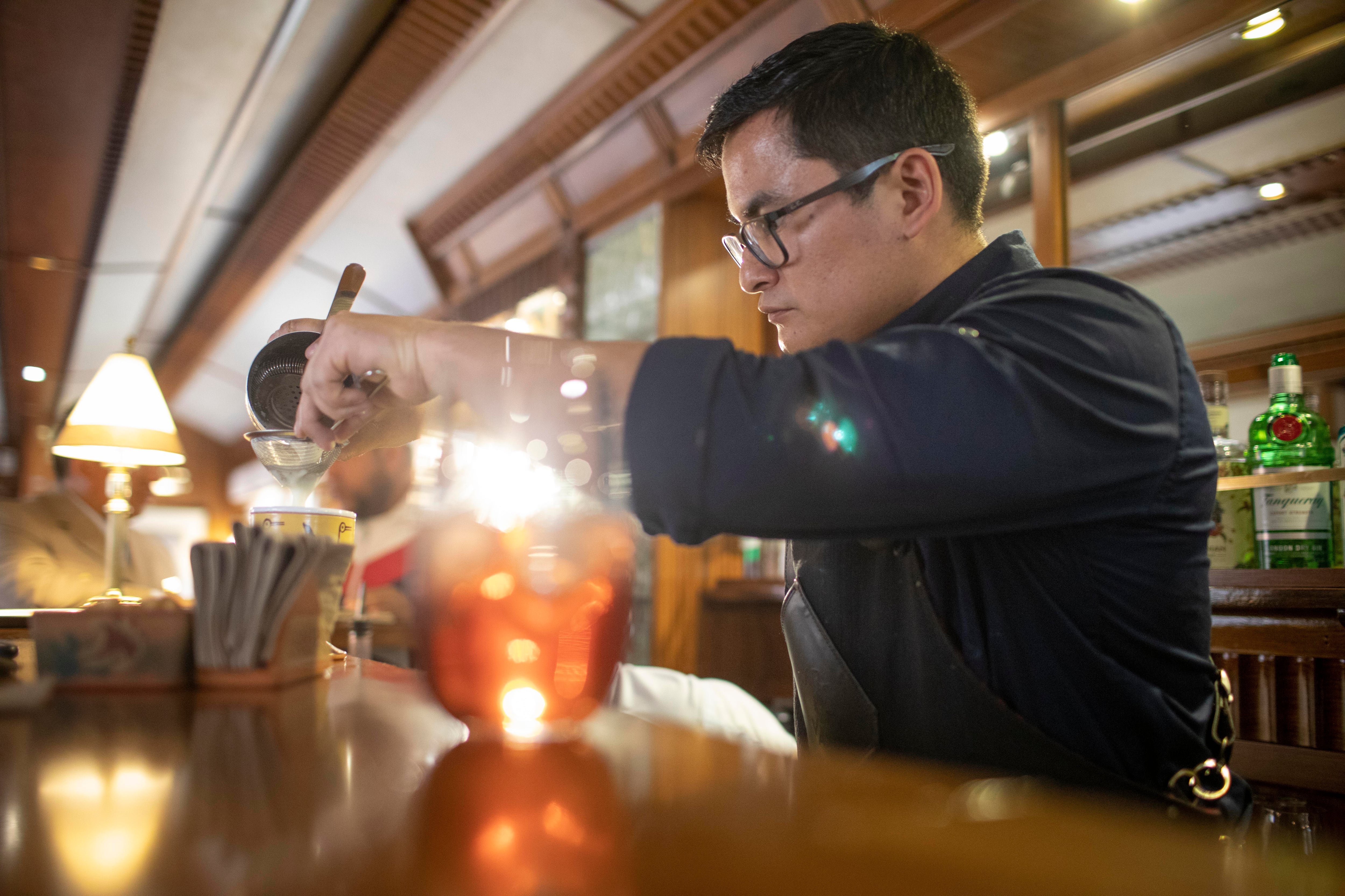 Tres bartenders profesionales atienden todo el trayecto (ida y vuelta). La renovada carta incluye más bebidas con ingredientes peruanos. (Foto: Richard Hirano / Somos)
