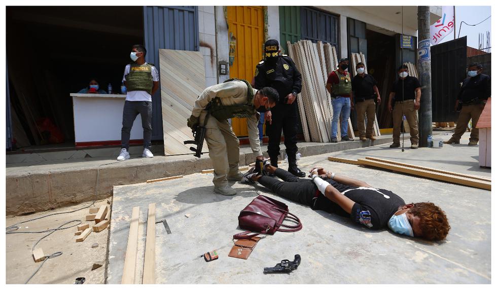 Lima, 21 de septiembre del 2021. Policía frustra el robo a una ferretería en Puente Piedra. Una persona de origen extranjero fue detenida | Foto : Hugo Curotto / @photo.gec.