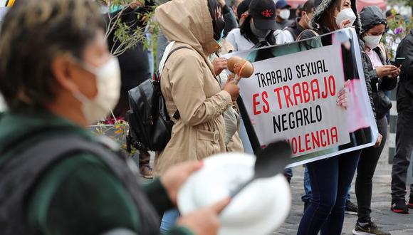 Un grupo de trabajadoras sexuales protesta por el cierre de los sitios de tolerancia a causa de pandemía en Quito, Ecuador. (EFE/ José Jácome).