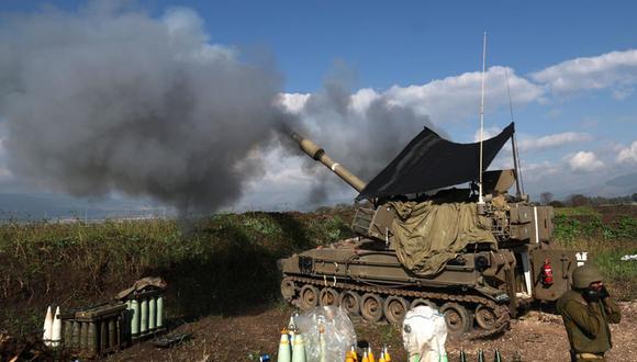 Una unidad de artillería israelí dispara hacia un objetivo en el Líbano desde un lugar no revelado en la frontera entre el Líbano e Israel, Israel, el 4 de enero de 2024 | Foto: EFE/EPA/ATEF SAFADI